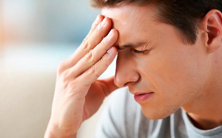 Мужчина держится за голову